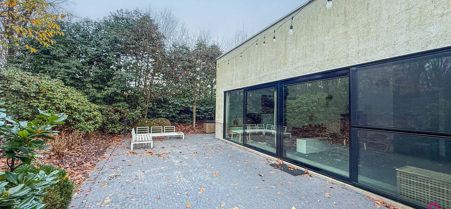 Bij ImmoFusion 7/7 “open huis” : klik op onze 3D-TOUR.
Ervaar vastgoed alsof je er zelf doorloopt!
Stap binnen in deze indrukwekkende halfopen bebouwing, quasi nieuw, gelegen in een rustige woonwijk van Beringen. Met een bewoonbare oppervlakte van 14