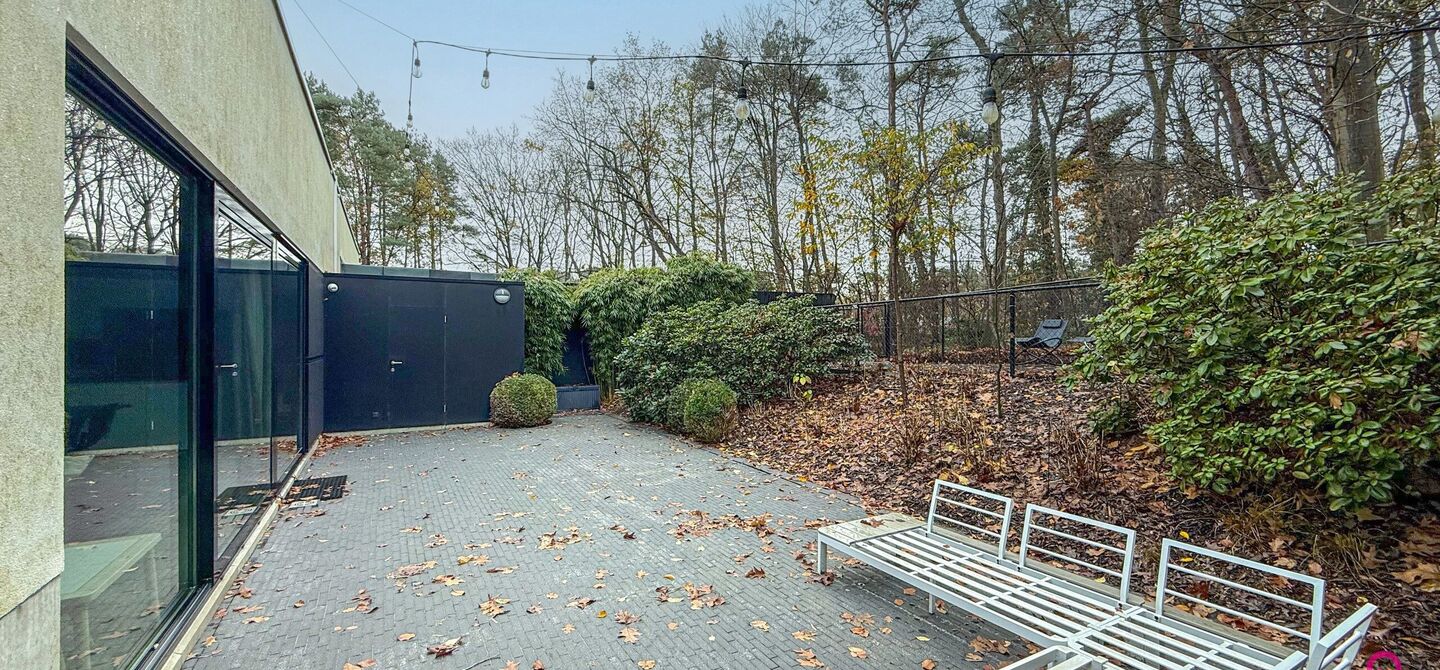 Bij ImmoFusion 7/7 “open huis” : klik op onze 3D-TOUR.
Ervaar vastgoed alsof je er zelf doorloopt!
Stap binnen in deze indrukwekkende halfopen bebouwing, quasi nieuw, gelegen in een rustige woonwijk van Beringen. Met een bewoonbare oppervlakte van 14