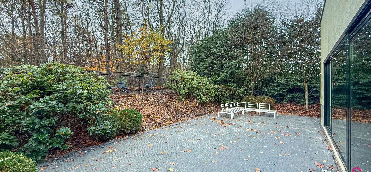 Bij ImmoFusion 7/7 “open huis” : klik op onze 3D-TOUR.
Ervaar vastgoed alsof je er zelf doorloopt!
Stap binnen in deze indrukwekkende halfopen bebouwing, quasi nieuw, gelegen in een rustige woonwijk van Beringen. Met een bewoonbare oppervlakte van 14