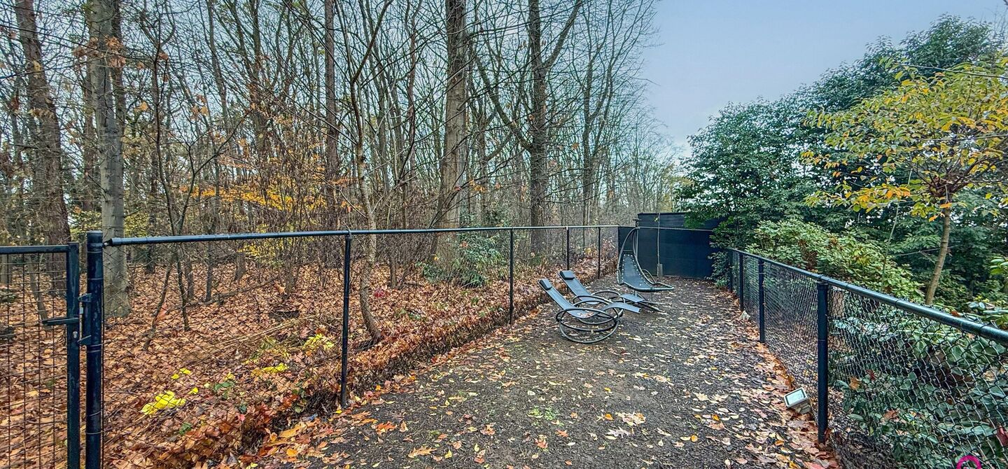 Bij ImmoFusion 7/7 “open huis” : klik op onze 3D-TOUR.
Ervaar vastgoed alsof je er zelf doorloopt!
Stap binnen in deze indrukwekkende halfopen bebouwing, quasi nieuw, gelegen in een rustige woonwijk van Beringen. Met een bewoonbare oppervlakte van 14