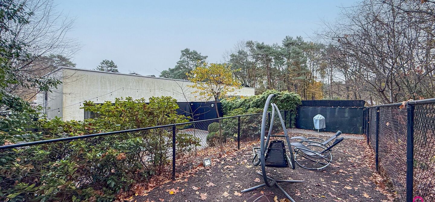 Bij ImmoFusion 7/7 “open huis” : klik op onze 3D-TOUR.
Ervaar vastgoed alsof je er zelf doorloopt!
Stap binnen in deze indrukwekkende halfopen bebouwing, quasi nieuw, gelegen in een rustige woonwijk van Beringen. Met een bewoonbare oppervlakte van 14