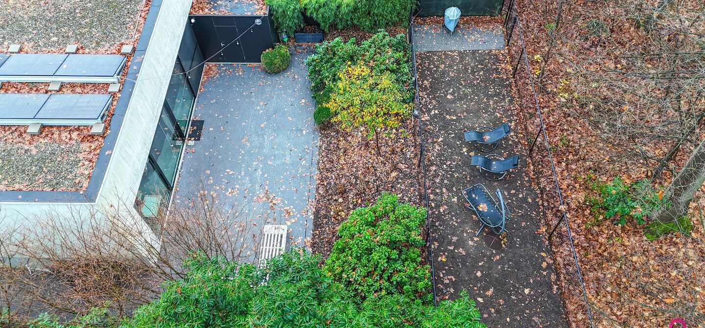 Bij ImmoFusion 7/7 “open huis” : klik op onze 3D-TOUR.
Ervaar vastgoed alsof je er zelf doorloopt!
Stap binnen in deze indrukwekkende halfopen bebouwing, quasi nieuw, gelegen in een rustige woonwijk van Beringen. Met een bewoonbare oppervlakte van 14