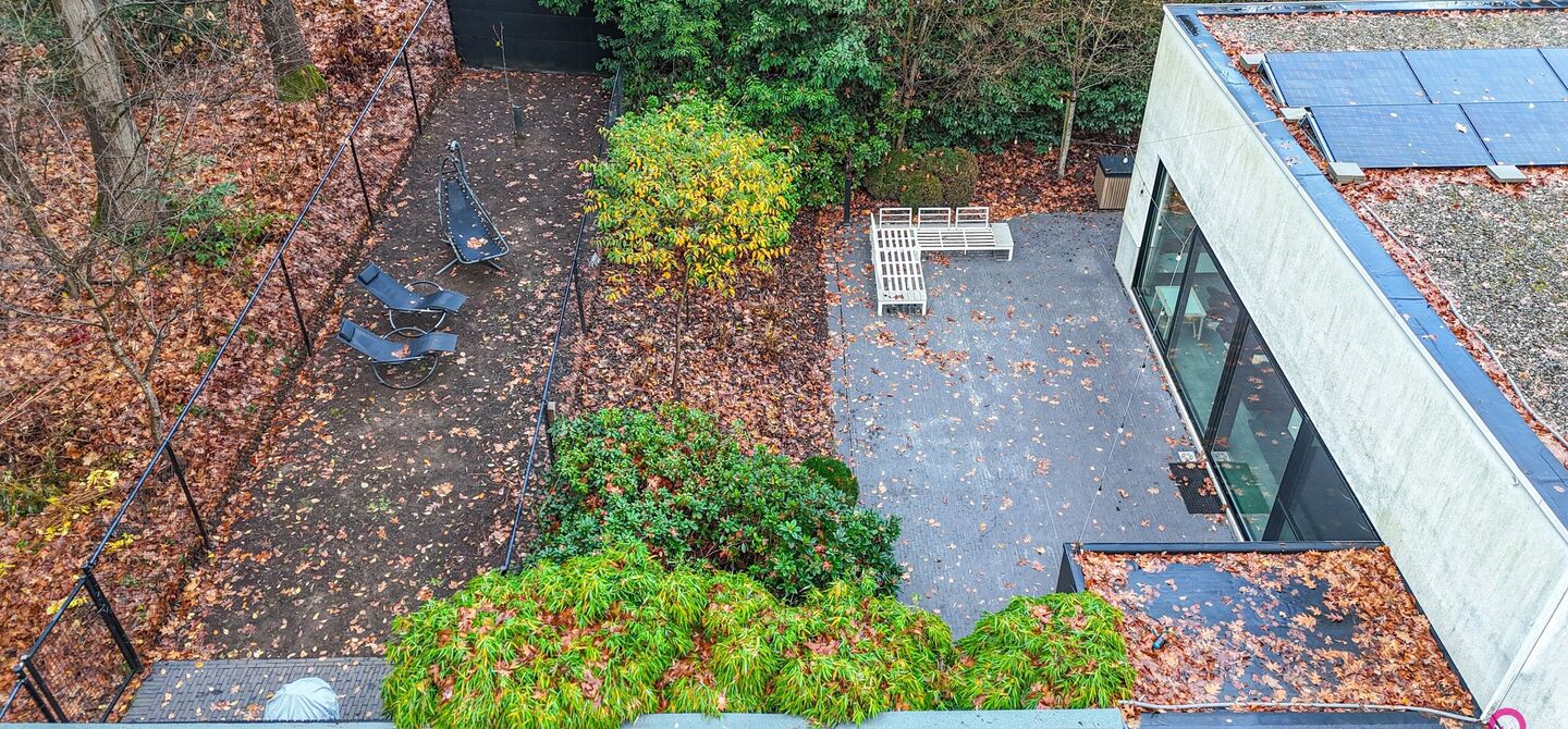 Bij ImmoFusion 7/7 “open huis” : klik op onze 3D-TOUR.
Ervaar vastgoed alsof je er zelf doorloopt!
Stap binnen in deze indrukwekkende halfopen bebouwing, quasi nieuw, gelegen in een rustige woonwijk van Beringen. Met een bewoonbare oppervlakte van 14