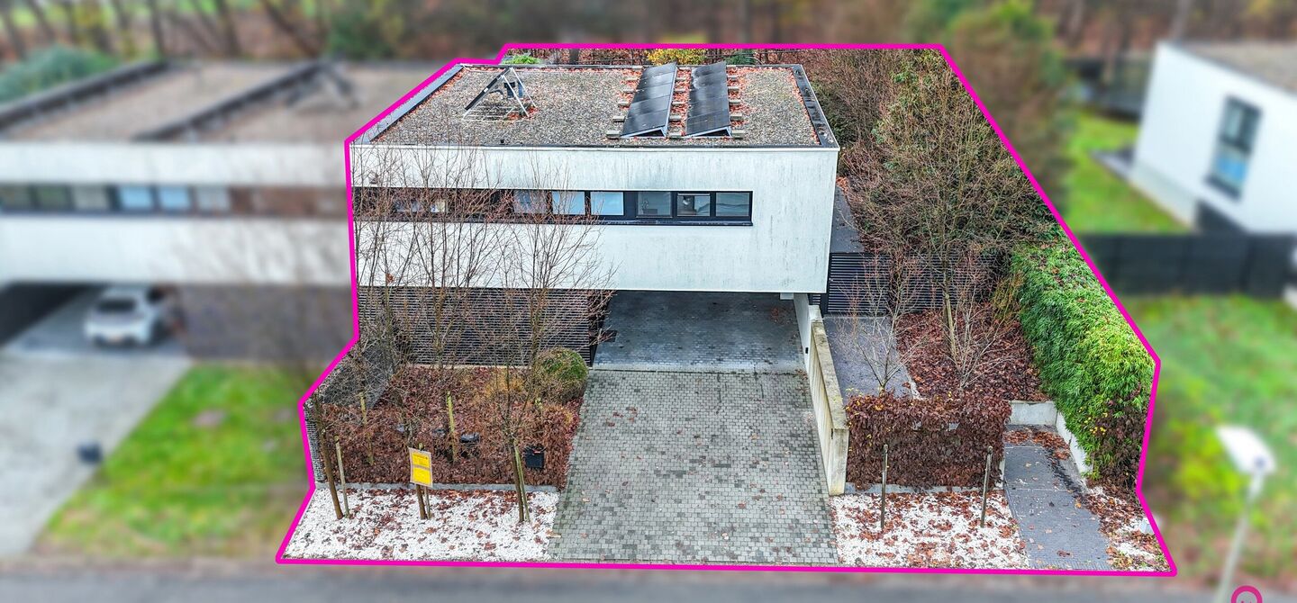 Bij ImmoFusion 7/7 “open huis” : klik op onze 3D-TOUR.
Ervaar vastgoed alsof je er zelf doorloopt!
Stap binnen in deze indrukwekkende halfopen bebouwing, quasi nieuw, gelegen in een rustige woonwijk van Beringen. Met een bewoonbare oppervlakte van 14