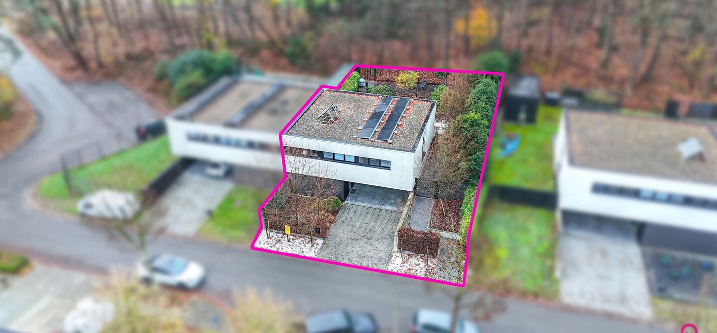 Bij ImmoFusion 7/7 “open huis” : klik op onze 3D-TOUR.
Ervaar vastgoed alsof je er zelf doorloopt!
Stap binnen in deze indrukwekkende halfopen bebouwing, quasi nieuw, gelegen in een rustige woonwijk van Beringen. Met een bewoonbare oppervlakte van 14