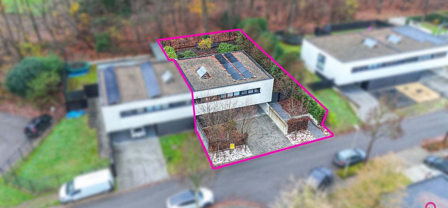 Bij ImmoFusion 7/7 “open huis” : klik op onze 3D-TOUR.
Ervaar vastgoed alsof je er zelf doorloopt!
Stap binnen in deze indrukwekkende halfopen bebouwing, quasi nieuw, gelegen in een rustige woonwijk van Beringen. Met een bewoonbare oppervlakte van 14