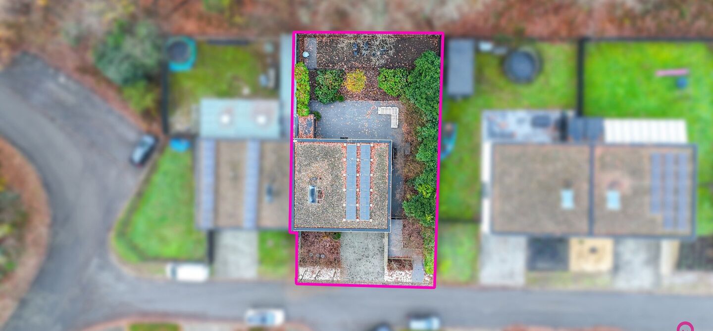 Bij ImmoFusion 7/7 “open huis” : klik op onze 3D-TOUR.
Ervaar vastgoed alsof je er zelf doorloopt!
Stap binnen in deze indrukwekkende halfopen bebouwing, quasi nieuw, gelegen in een rustige woonwijk van Beringen. Met een bewoonbare oppervlakte van 14