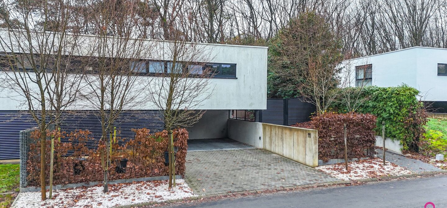 Bij ImmoFusion 7/7 “open huis” : klik op onze 3D-TOUR.
Ervaar vastgoed alsof je er zelf doorloopt!
Stap binnen in deze indrukwekkende halfopen bebouwing, quasi nieuw, gelegen in een rustige woonwijk van Beringen. Met een bewoonbare oppervlakte van 14