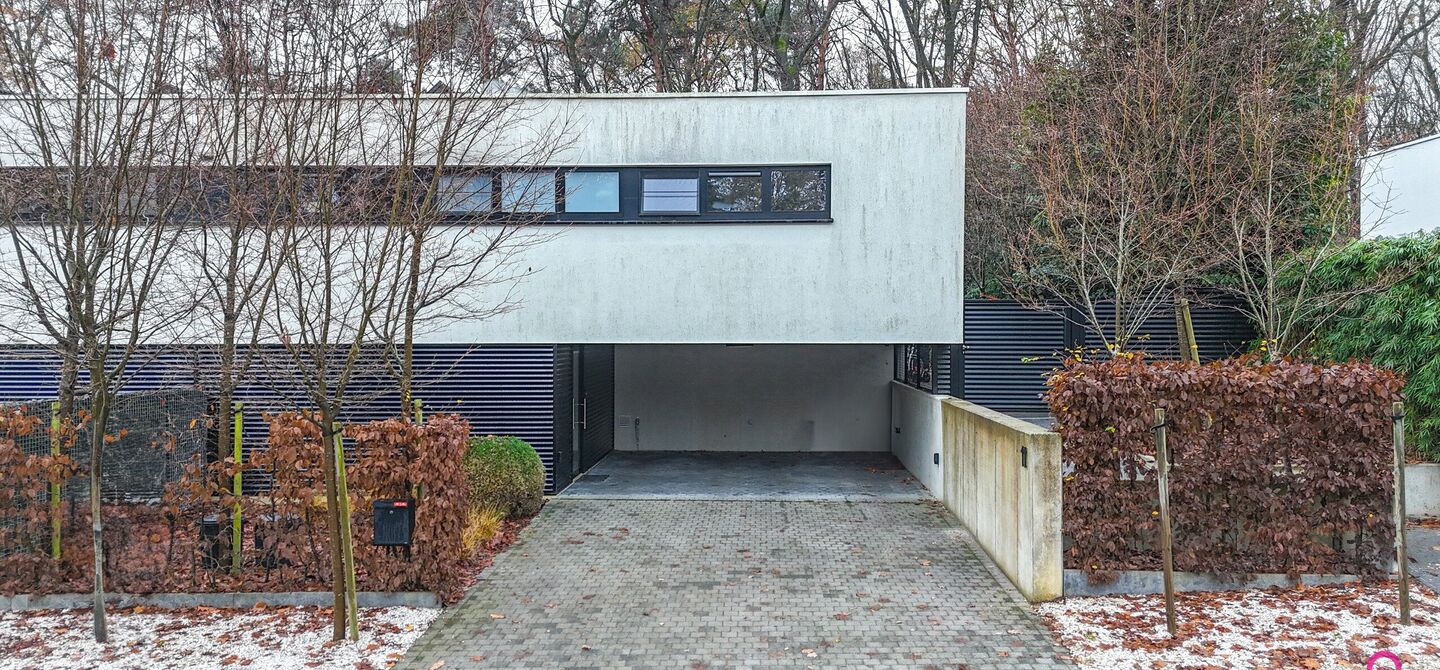 Bij ImmoFusion 7/7 “open huis” : klik op onze 3D-TOUR.
Ervaar vastgoed alsof je er zelf doorloopt!
Stap binnen in deze indrukwekkende halfopen bebouwing, quasi nieuw, gelegen in een rustige woonwijk van Beringen. Met een bewoonbare oppervlakte van 14