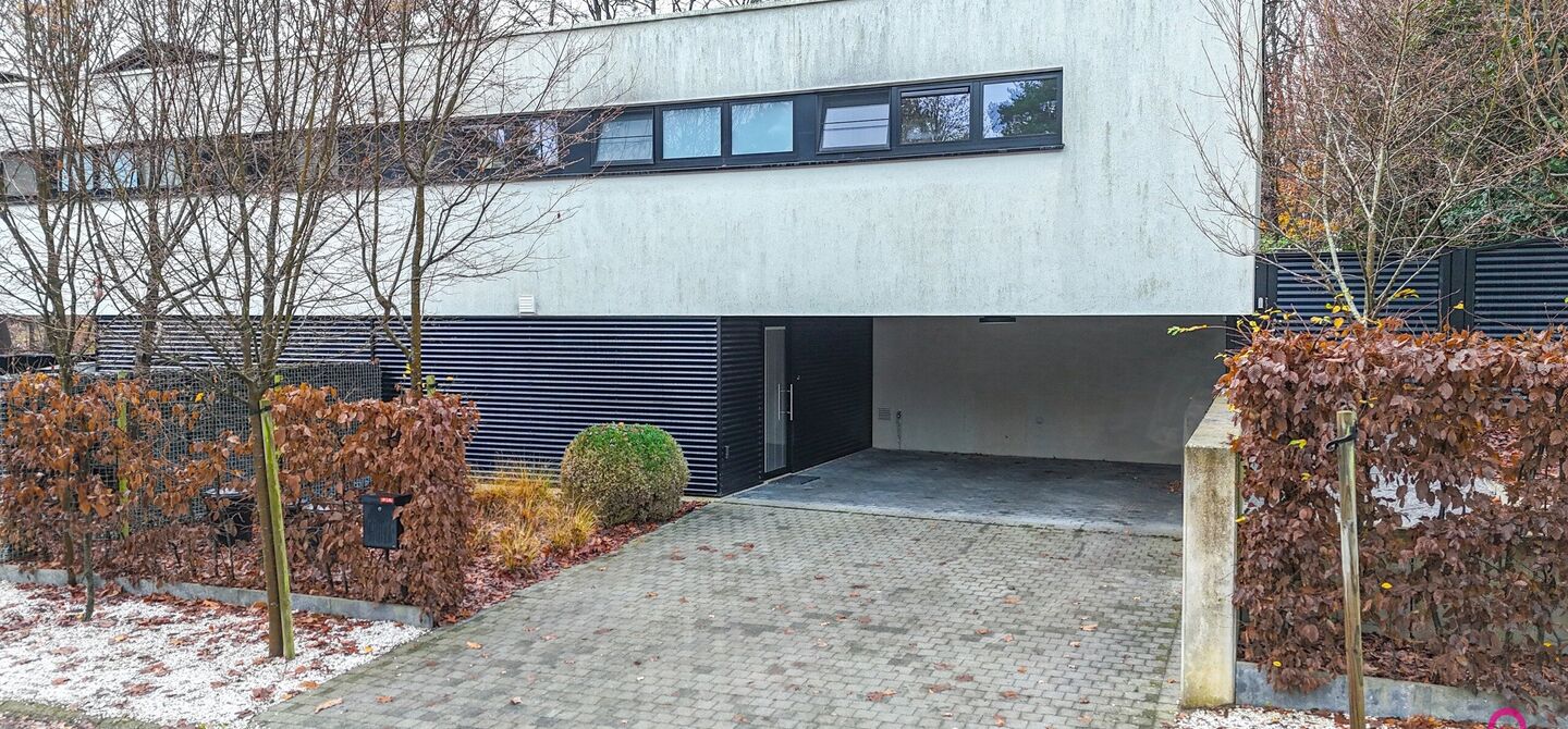 Bij ImmoFusion 7/7 “open huis” : klik op onze 3D-TOUR.
Ervaar vastgoed alsof je er zelf doorloopt!
Stap binnen in deze indrukwekkende halfopen bebouwing, quasi nieuw, gelegen in een rustige woonwijk van Beringen. Met een bewoonbare oppervlakte van 14