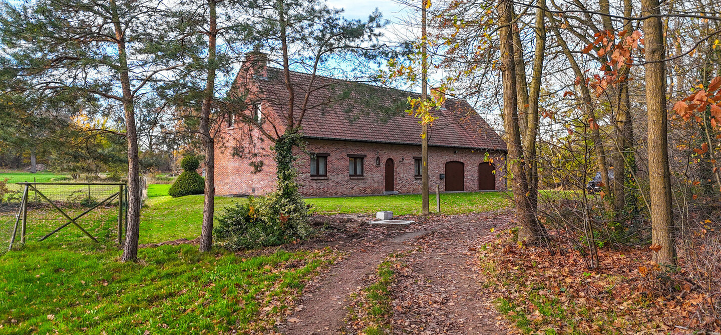 Bij ImmoFusion 7/7 “open huis”: klik op onze 3D-TOUR.
Ervaar vastgoed alsof je er zelf doorloopt!
Ontdek deze uitzonderlijk gelegen vrijstaande woning in de rustige, bosrijke omgeving van Paal. Wie houdt van natuur, privacy en een fenomenale perceelo