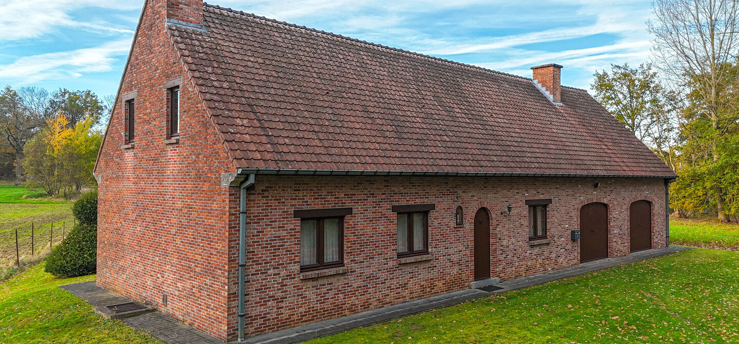 Bij ImmoFusion 7/7 “open huis”: klik op onze 3D-TOUR.
Ervaar vastgoed alsof je er zelf doorloopt!
Ontdek deze uitzonderlijk gelegen vrijstaande woning in de rustige, bosrijke omgeving van Paal. Wie houdt van natuur, privacy en een fenomenale perceelo