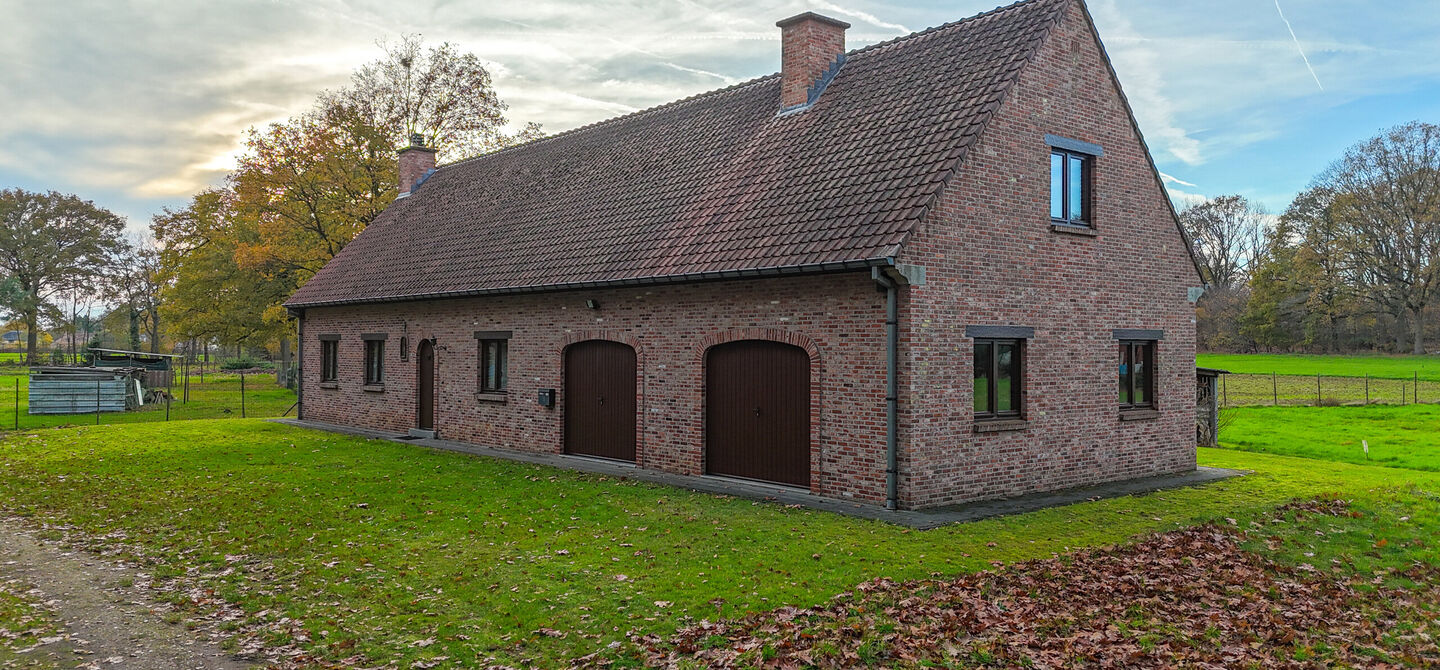 Bij ImmoFusion 7/7 “open huis”: klik op onze 3D-TOUR.
Ervaar vastgoed alsof je er zelf doorloopt!
Ontdek deze uitzonderlijk gelegen vrijstaande woning in de rustige, bosrijke omgeving van Paal. Wie houdt van natuur, privacy en een fenomenale perceelo