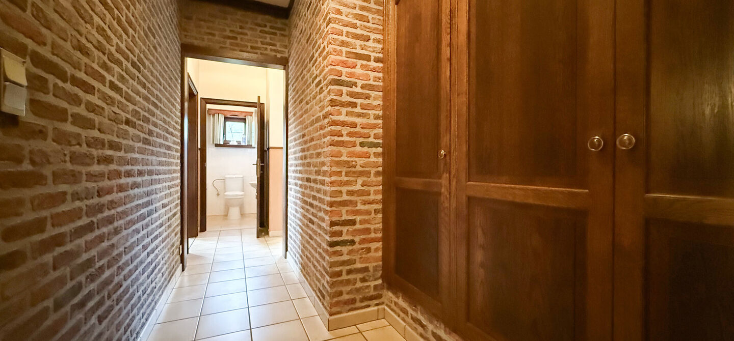 Bij ImmoFusion 7/7 “open huis”: klik op onze 3D-TOUR.
Ervaar vastgoed alsof je er zelf doorloopt!
Ontdek deze uitzonderlijk gelegen vrijstaande woning in de rustige, bosrijke omgeving van Paal. Wie houdt van natuur, privacy en een fenomenale perceelo