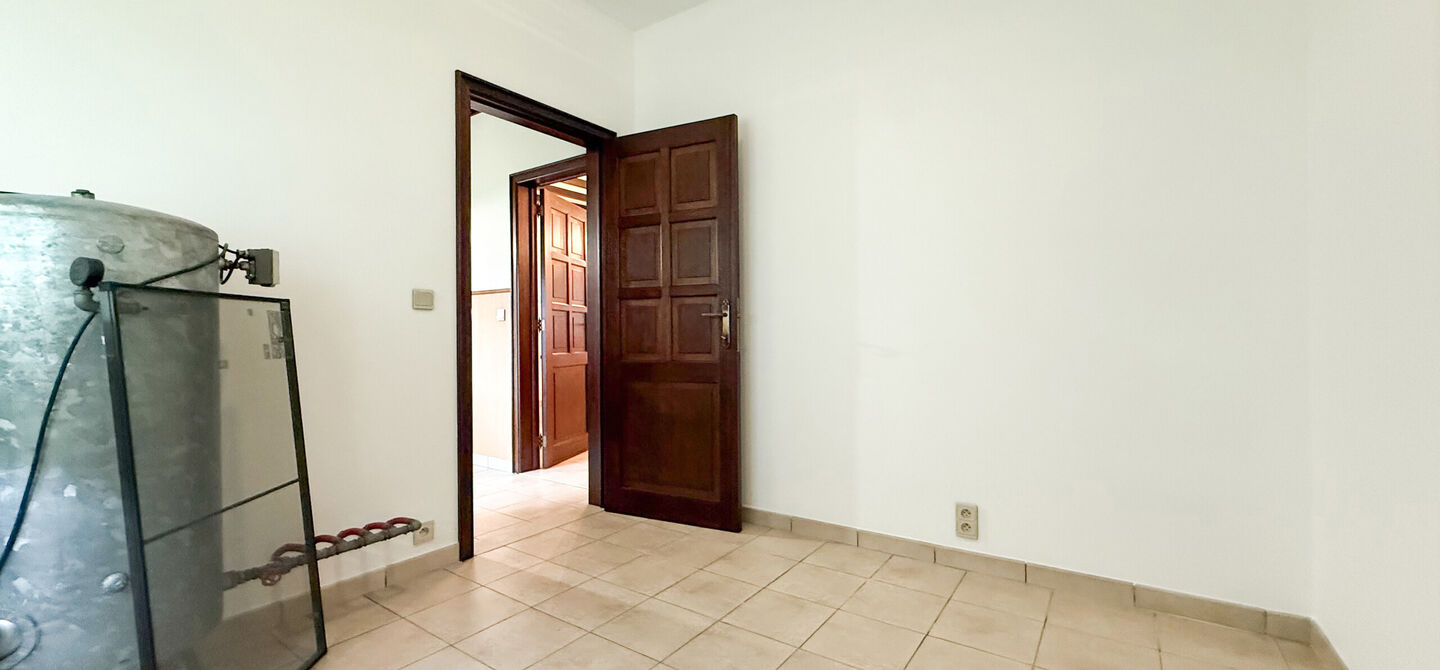 Bij ImmoFusion 7/7 “open huis”: klik op onze 3D-TOUR.
Ervaar vastgoed alsof je er zelf doorloopt!
Ontdek deze uitzonderlijk gelegen vrijstaande woning in de rustige, bosrijke omgeving van Paal. Wie houdt van natuur, privacy en een fenomenale perceelo