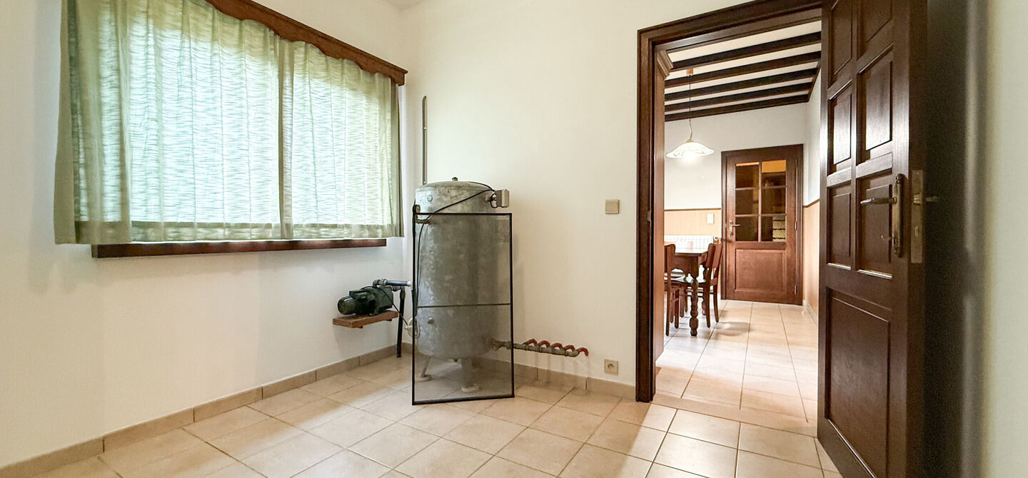 Bij ImmoFusion 7/7 “open huis”: klik op onze 3D-TOUR.
Ervaar vastgoed alsof je er zelf doorloopt!
Ontdek deze uitzonderlijk gelegen vrijstaande woning in de rustige, bosrijke omgeving van Paal. Wie houdt van natuur, privacy en een fenomenale perceelo