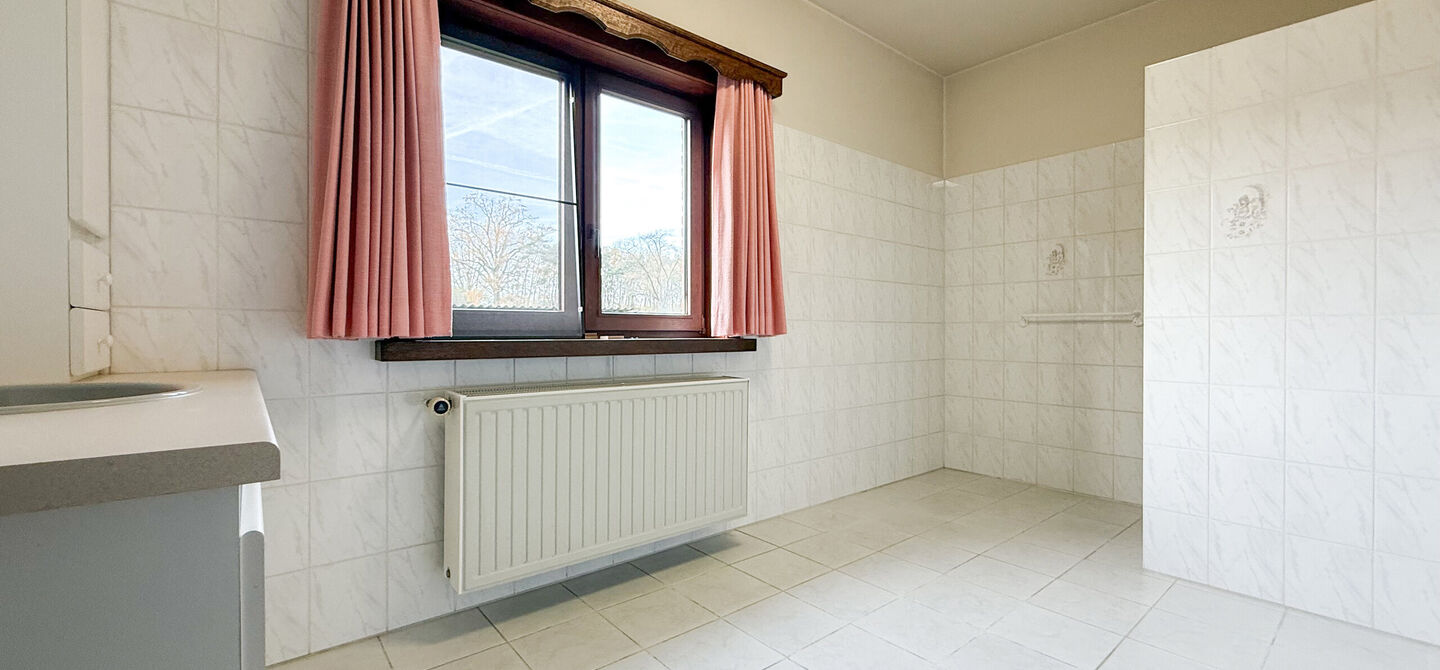 Bij ImmoFusion 7/7 “open huis”: klik op onze 3D-TOUR.
Ervaar vastgoed alsof je er zelf doorloopt!
Ontdek deze uitzonderlijk gelegen vrijstaande woning in de rustige, bosrijke omgeving van Paal. Wie houdt van natuur, privacy en een fenomenale perceelo