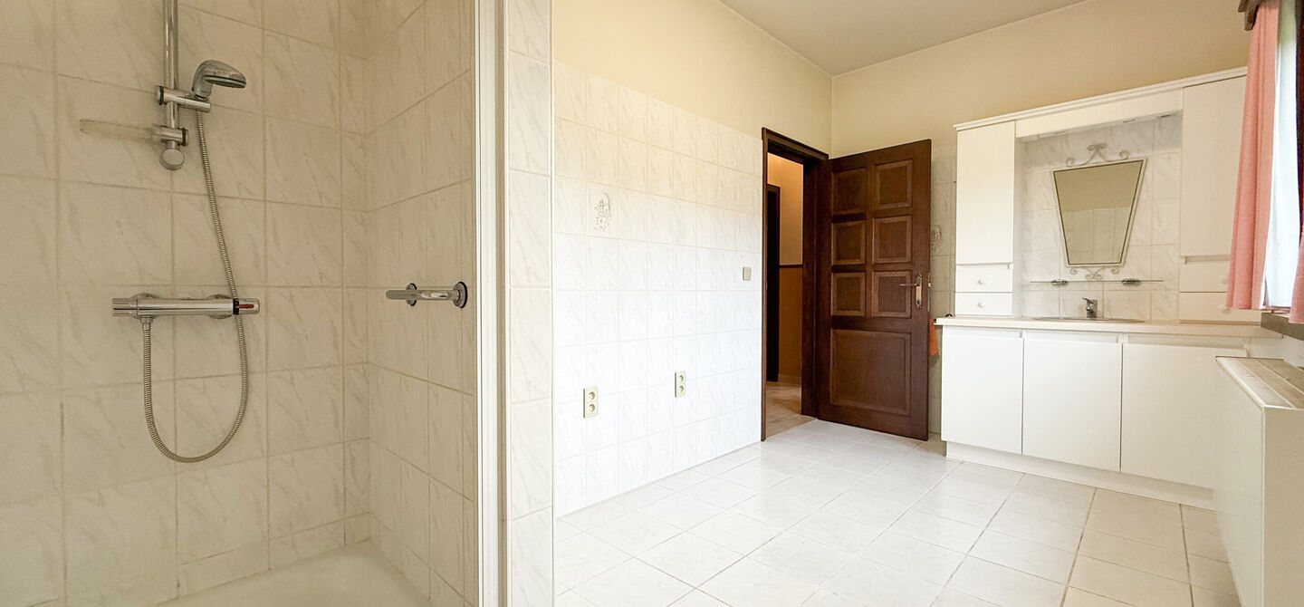 Bij ImmoFusion 7/7 “open huis”: klik op onze 3D-TOUR.
Ervaar vastgoed alsof je er zelf doorloopt!
Ontdek deze uitzonderlijk gelegen vrijstaande woning in de rustige, bosrijke omgeving van Paal. Wie houdt van natuur, privacy en een fenomenale perceelo