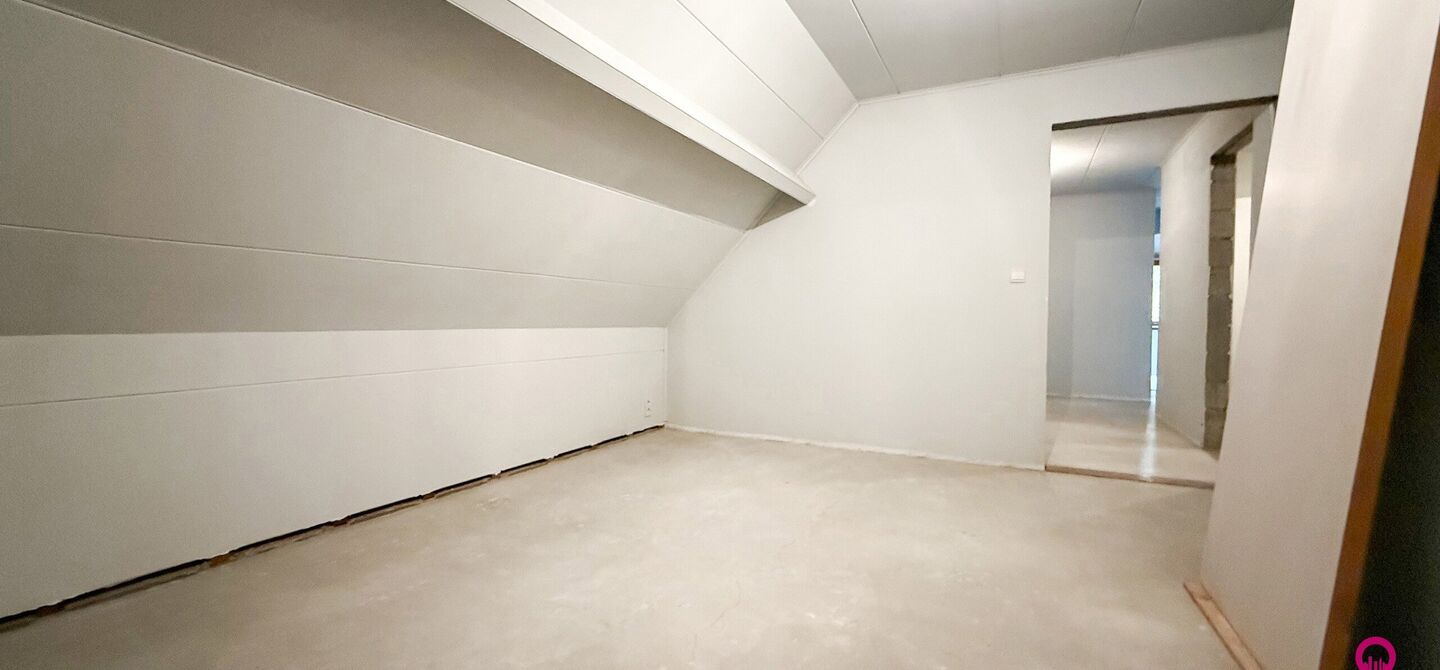 Bij ImmoFusion 7/7 “open huis”: klik op onze 3D-TOUR.
Ervaar vastgoed alsof je er zelf doorloopt!
Ontdek deze uitzonderlijk gelegen vrijstaande woning in de rustige, bosrijke omgeving van Paal. Wie houdt van natuur, privacy en een fenomenale perceelo