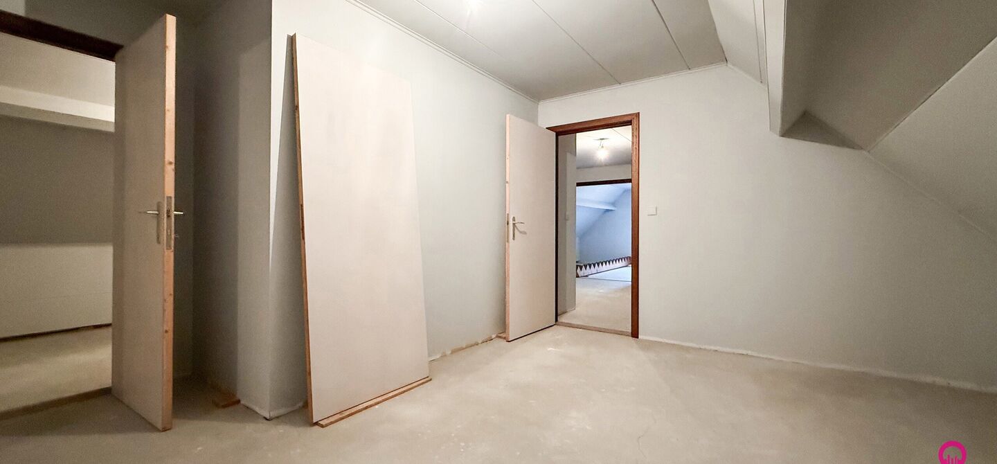 Bij ImmoFusion 7/7 “open huis”: klik op onze 3D-TOUR.
Ervaar vastgoed alsof je er zelf doorloopt!
Ontdek deze uitzonderlijk gelegen vrijstaande woning in de rustige, bosrijke omgeving van Paal. Wie houdt van natuur, privacy en een fenomenale perceelo