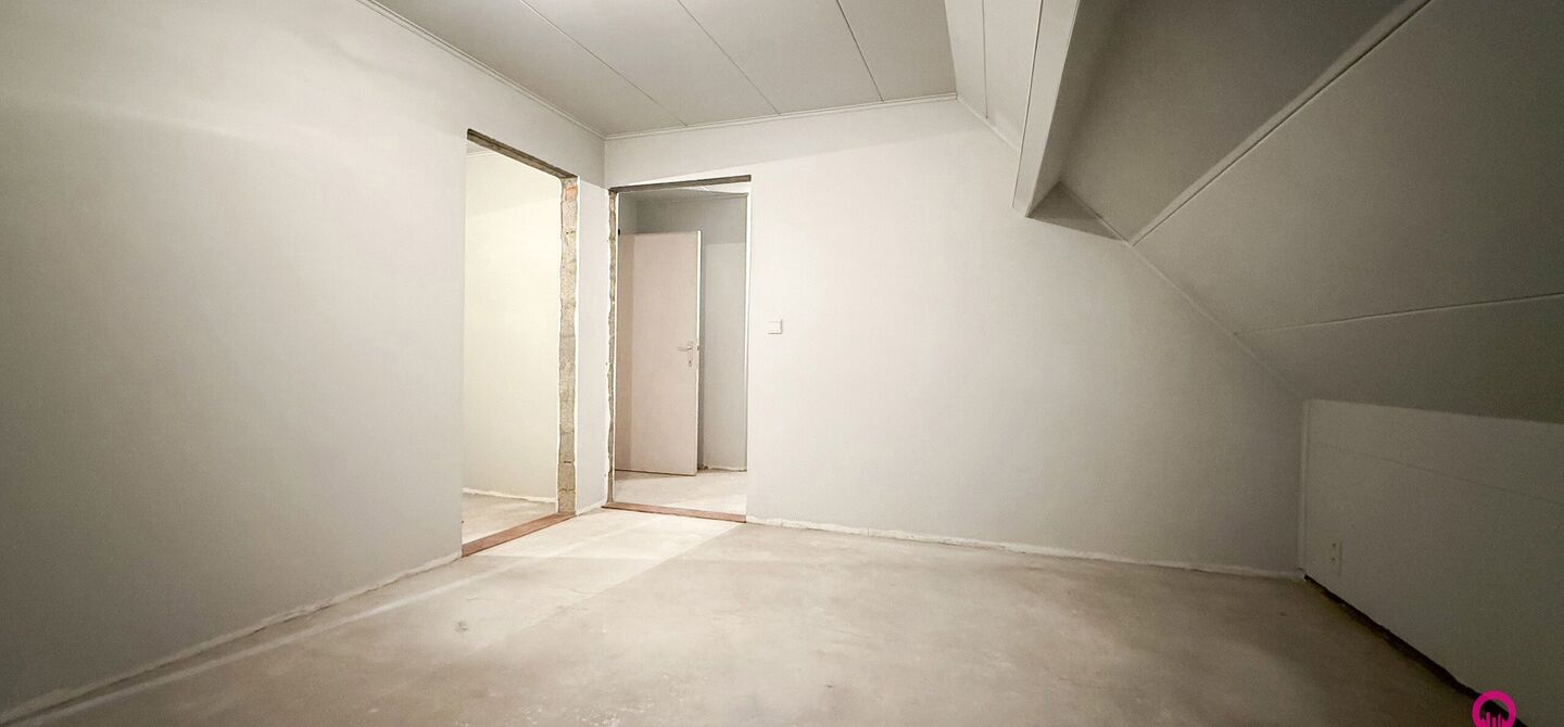 Bij ImmoFusion 7/7 “open huis”: klik op onze 3D-TOUR.
Ervaar vastgoed alsof je er zelf doorloopt!
Ontdek deze uitzonderlijk gelegen vrijstaande woning in de rustige, bosrijke omgeving van Paal. Wie houdt van natuur, privacy en een fenomenale perceelo