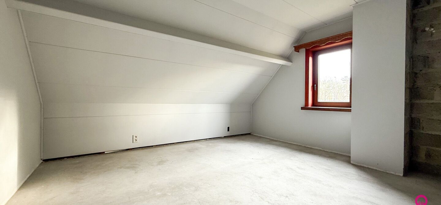 Bij ImmoFusion 7/7 “open huis”: klik op onze 3D-TOUR.
Ervaar vastgoed alsof je er zelf doorloopt!
Ontdek deze uitzonderlijk gelegen vrijstaande woning in de rustige, bosrijke omgeving van Paal. Wie houdt van natuur, privacy en een fenomenale perceelo