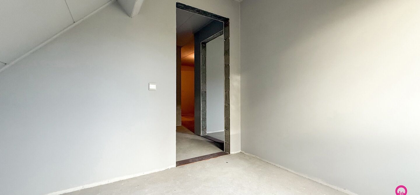 Bij ImmoFusion 7/7 “open huis”: klik op onze 3D-TOUR.
Ervaar vastgoed alsof je er zelf doorloopt!
Ontdek deze uitzonderlijk gelegen vrijstaande woning in de rustige, bosrijke omgeving van Paal. Wie houdt van natuur, privacy en een fenomenale perceelo