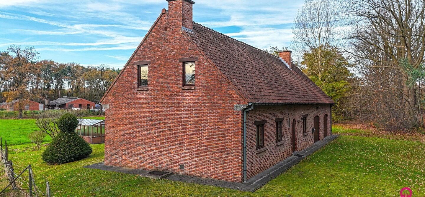 Bij ImmoFusion 7/7 “open huis”: klik op onze 3D-TOUR.
Ervaar vastgoed alsof je er zelf doorloopt!
Ontdek deze uitzonderlijk gelegen vrijstaande woning in de rustige, bosrijke omgeving van Paal. Wie houdt van natuur, privacy en een fenomenale perceelo