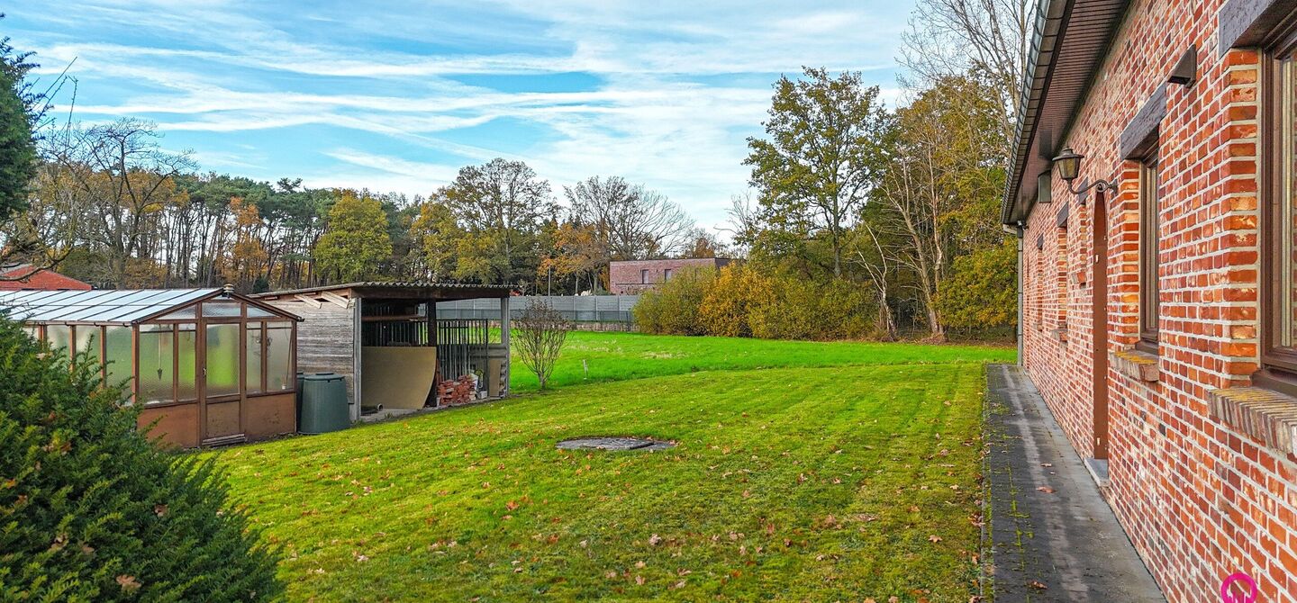 Bij ImmoFusion 7/7 “open huis”: klik op onze 3D-TOUR.
Ervaar vastgoed alsof je er zelf doorloopt!
Ontdek deze uitzonderlijk gelegen vrijstaande woning in de rustige, bosrijke omgeving van Paal. Wie houdt van natuur, privacy en een fenomenale perceelo