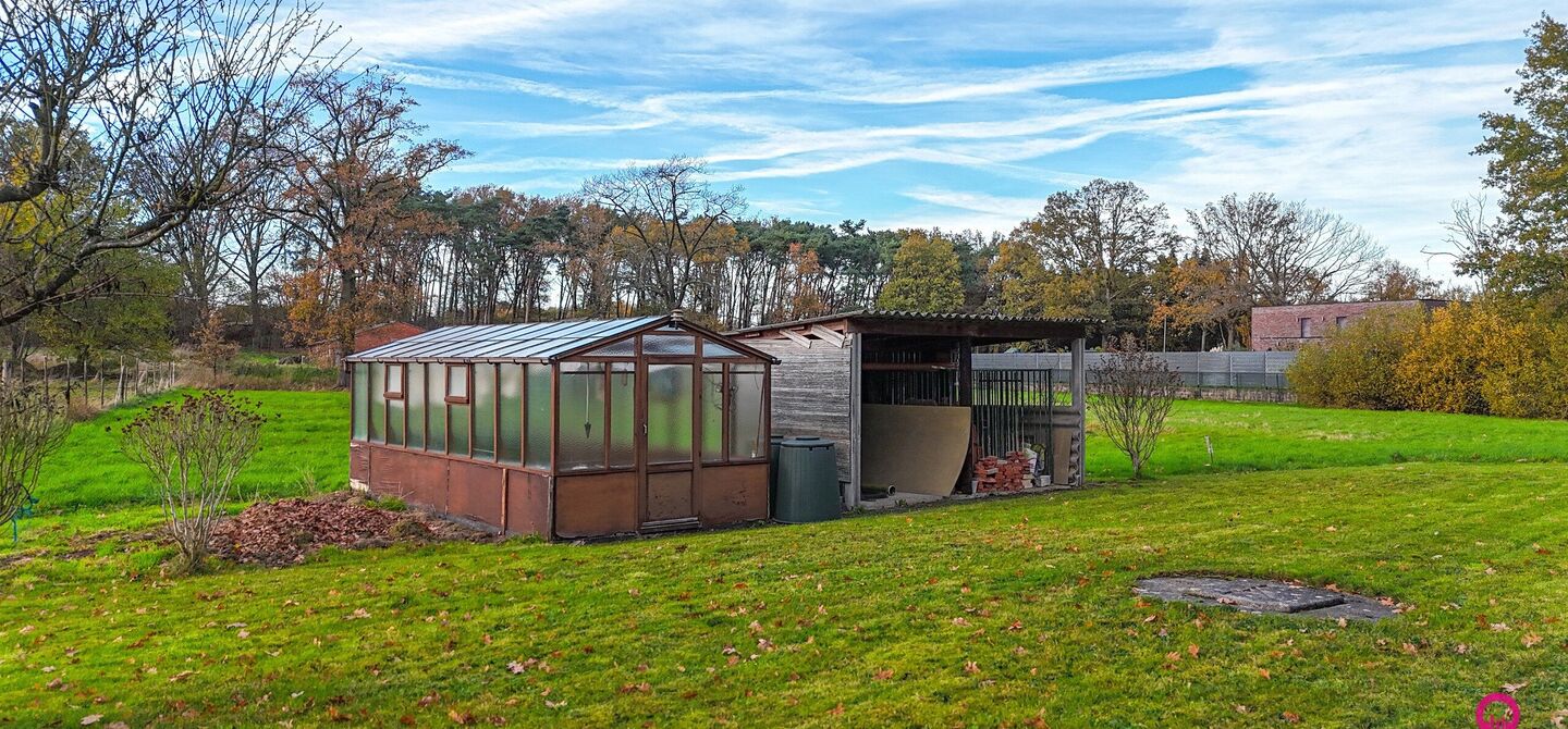 Bij ImmoFusion 7/7 “open huis”: klik op onze 3D-TOUR.
Ervaar vastgoed alsof je er zelf doorloopt!
Ontdek deze uitzonderlijk gelegen vrijstaande woning in de rustige, bosrijke omgeving van Paal. Wie houdt van natuur, privacy en een fenomenale perceelo