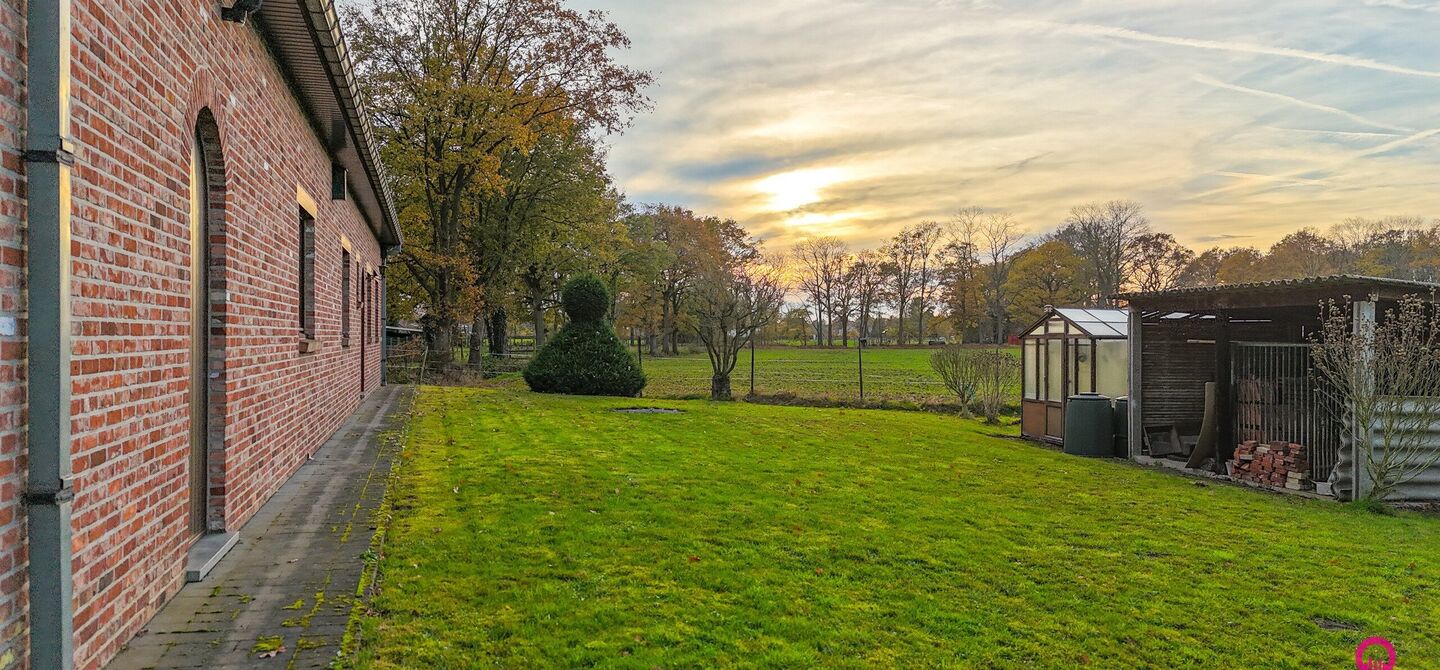Bij ImmoFusion 7/7 “open huis”: klik op onze 3D-TOUR.
Ervaar vastgoed alsof je er zelf doorloopt!
Ontdek deze uitzonderlijk gelegen vrijstaande woning in de rustige, bosrijke omgeving van Paal. Wie houdt van natuur, privacy en een fenomenale perceelo