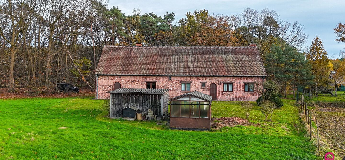 Bij ImmoFusion 7/7 “open huis”: klik op onze 3D-TOUR.
Ervaar vastgoed alsof je er zelf doorloopt!
Ontdek deze uitzonderlijk gelegen vrijstaande woning in de rustige, bosrijke omgeving van Paal. Wie houdt van natuur, privacy en een fenomenale perceelo