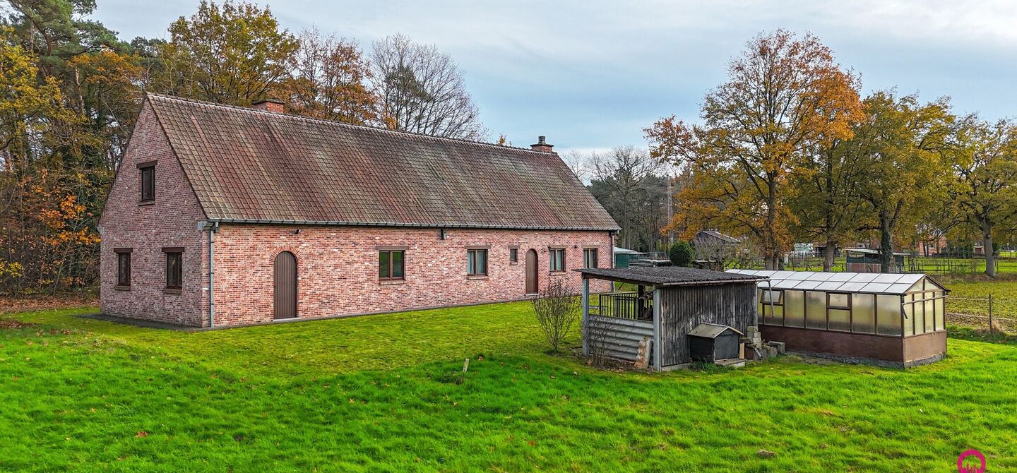 Bij ImmoFusion 7/7 “open huis”: klik op onze 3D-TOUR.
Ervaar vastgoed alsof je er zelf doorloopt!
Ontdek deze uitzonderlijk gelegen vrijstaande woning in de rustige, bosrijke omgeving van Paal. Wie houdt van natuur, privacy en een fenomenale perceelo