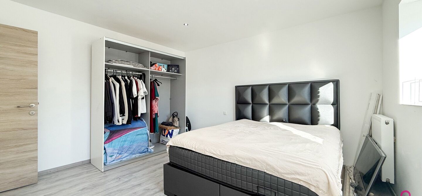 Bij ImmoFusion 7/7 &ldquo;open huis&rdquo;: klik op onze 3D-TOUR.
Ervaar vastgoed alsof je er zelf doorloopt!

Ontdek deze indrukwekkende open bebouwing in de Tervantstraat 198 te Paal, een woning die in 2025 een volledige transformatie kreeg en vandaag bijna als