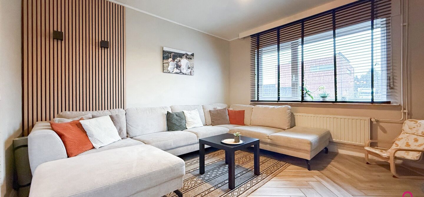 Bij ImmoFusion 7/7 “open huis” : klik op onze 3D-TOUR.
Ervaar vastgoed alsof je er zelf doorloopt!
Welkom in deze charmante open bebouwing, gelegen in een rustige straat nabij het gezellige Koersel Kapelleke en het centrum van Koersel. Deze woning co