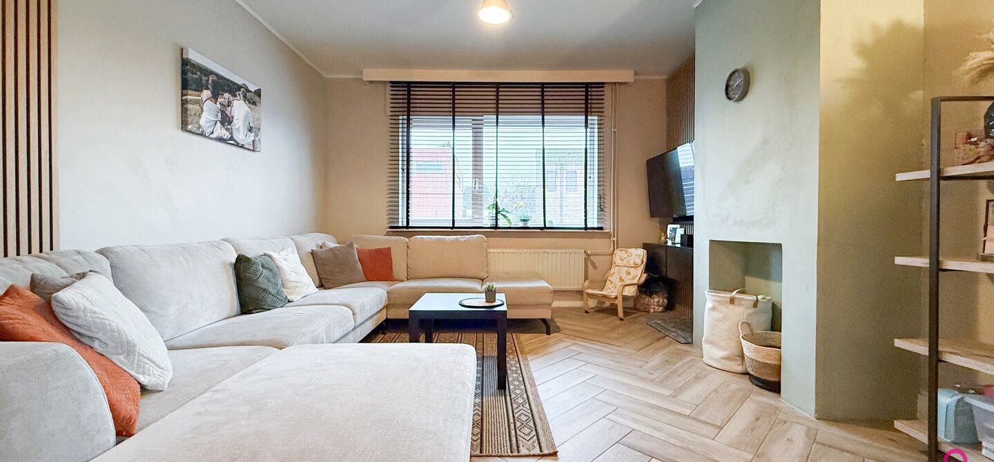 Bij ImmoFusion 7/7 “open huis” : klik op onze 3D-TOUR.
Ervaar vastgoed alsof je er zelf doorloopt!
Welkom in deze charmante open bebouwing, gelegen in een rustige straat nabij het gezellige Koersel Kapelleke en het centrum van Koersel. Deze woning co