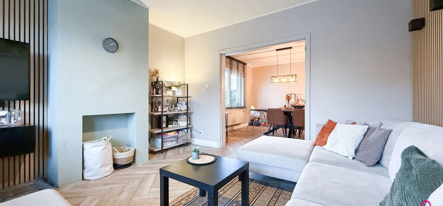 Bij ImmoFusion 7/7 “open huis” : klik op onze 3D-TOUR.
Ervaar vastgoed alsof je er zelf doorloopt!
Welkom in deze charmante open bebouwing, gelegen in een rustige straat nabij het gezellige Koersel Kapelleke en het centrum van Koersel. Deze woning co