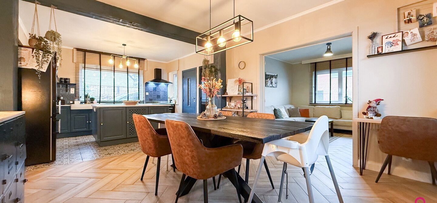 Bij ImmoFusion 7/7 “open huis” : klik op onze 3D-TOUR.
Ervaar vastgoed alsof je er zelf doorloopt!
Welkom in deze charmante open bebouwing, gelegen in een rustige straat nabij het gezellige Koersel Kapelleke en het centrum van Koersel. Deze woning co