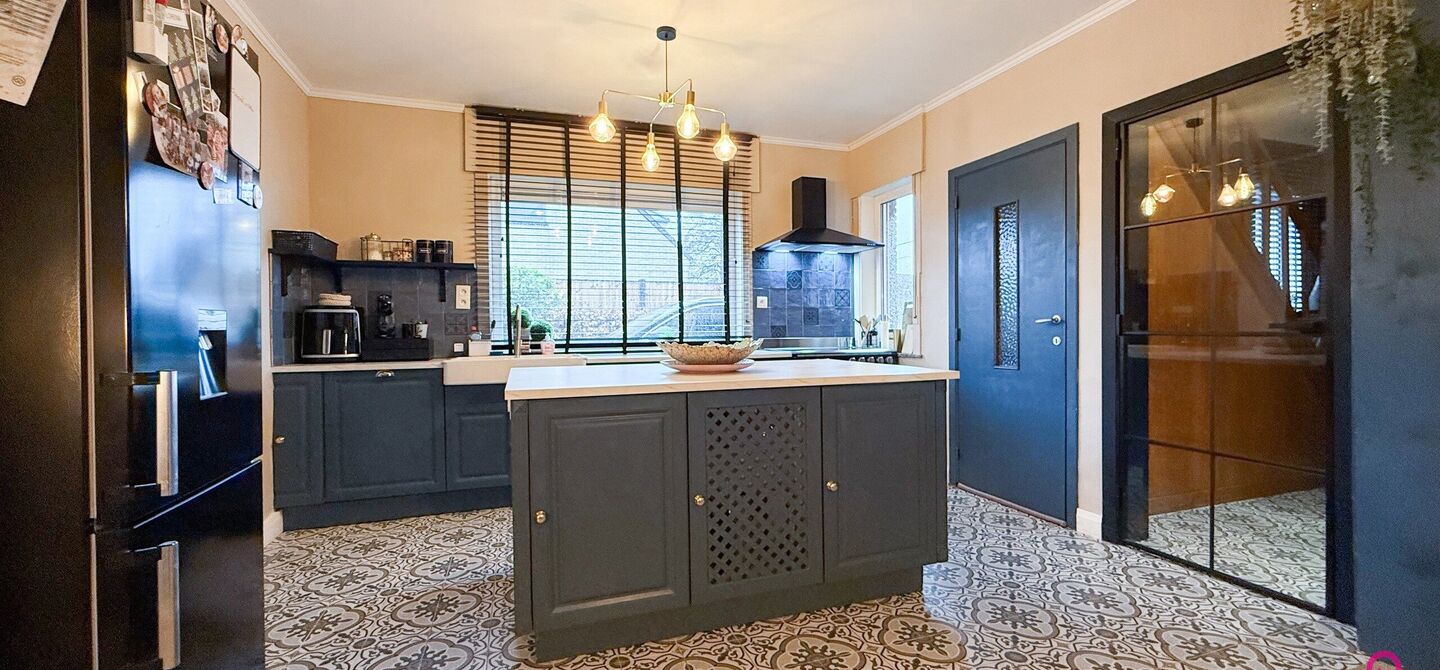 Bij ImmoFusion 7/7 “open huis” : klik op onze 3D-TOUR.
Ervaar vastgoed alsof je er zelf doorloopt!
Welkom in deze charmante open bebouwing, gelegen in een rustige straat nabij het gezellige Koersel Kapelleke en het centrum van Koersel. Deze woning co