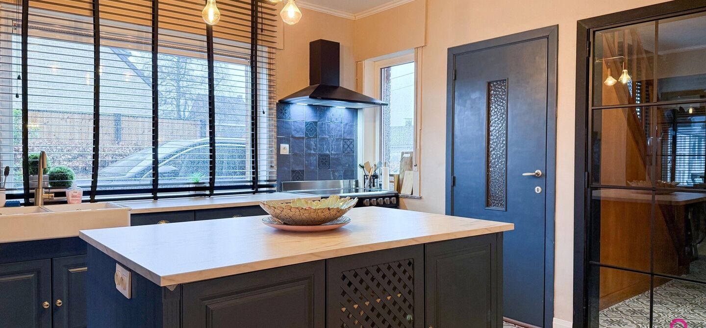 Bij ImmoFusion 7/7 “open huis” : klik op onze 3D-TOUR.
Ervaar vastgoed alsof je er zelf doorloopt!
Welkom in deze charmante open bebouwing, gelegen in een rustige straat nabij het gezellige Koersel Kapelleke en het centrum van Koersel. Deze woning co