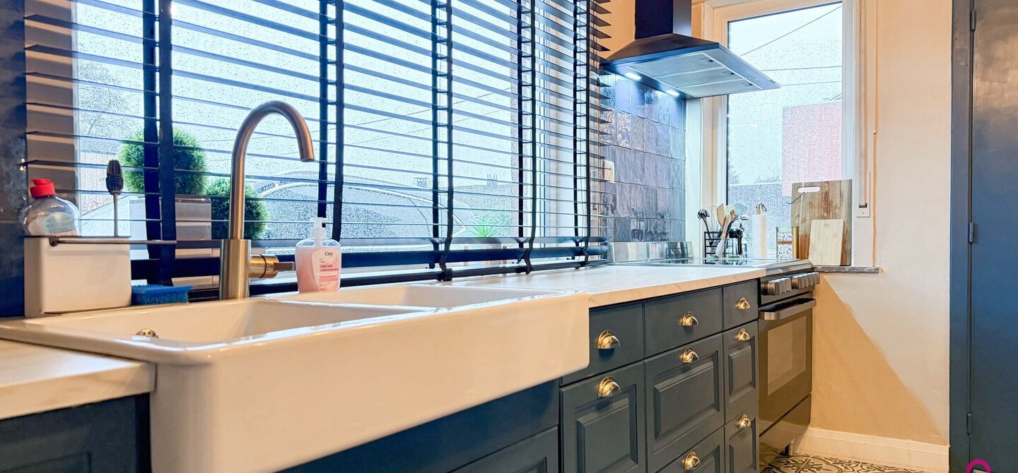 Bij ImmoFusion 7/7 “open huis” : klik op onze 3D-TOUR.
Ervaar vastgoed alsof je er zelf doorloopt!
Welkom in deze charmante open bebouwing, gelegen in een rustige straat nabij het gezellige Koersel Kapelleke en het centrum van Koersel. Deze woning co