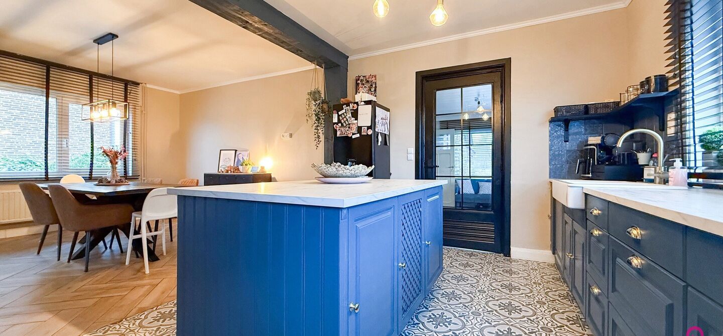 Bij ImmoFusion 7/7 “open huis” : klik op onze 3D-TOUR.
Ervaar vastgoed alsof je er zelf doorloopt!
Welkom in deze charmante open bebouwing, gelegen in een rustige straat nabij het gezellige Koersel Kapelleke en het centrum van Koersel. Deze woning co