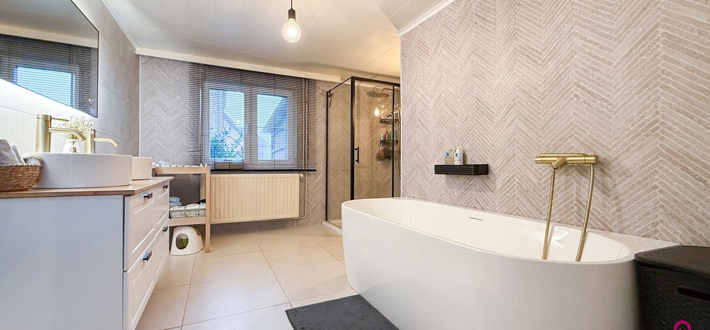 Bij ImmoFusion 7/7 “open huis” : klik op onze 3D-TOUR.
Ervaar vastgoed alsof je er zelf doorloopt!
Welkom in deze charmante open bebouwing, gelegen in een rustige straat nabij het gezellige Koersel Kapelleke en het centrum van Koersel. Deze woning co