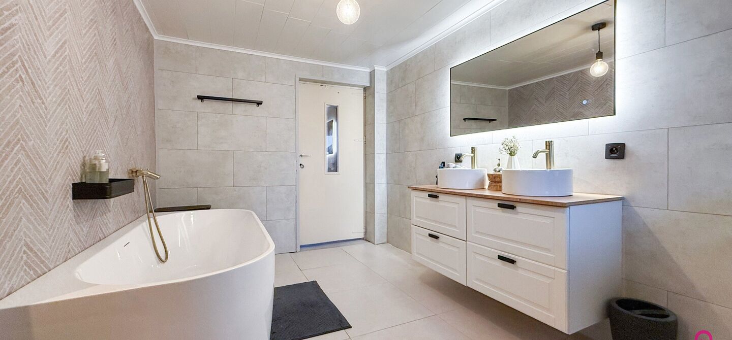 Bij ImmoFusion 7/7 “open huis” : klik op onze 3D-TOUR.
Ervaar vastgoed alsof je er zelf doorloopt!
Welkom in deze charmante open bebouwing, gelegen in een rustige straat nabij het gezellige Koersel Kapelleke en het centrum van Koersel. Deze woning co