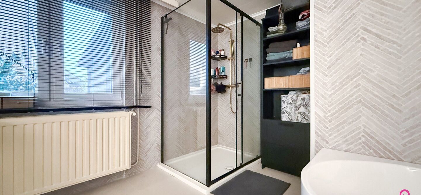 Bij ImmoFusion 7/7 “open huis” : klik op onze 3D-TOUR.
Ervaar vastgoed alsof je er zelf doorloopt!
Welkom in deze charmante open bebouwing, gelegen in een rustige straat nabij het gezellige Koersel Kapelleke en het centrum van Koersel. Deze woning co