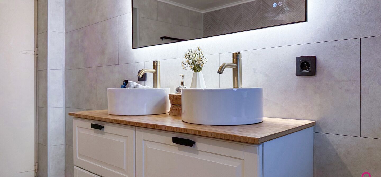 Bij ImmoFusion 7/7 “open huis” : klik op onze 3D-TOUR.
Ervaar vastgoed alsof je er zelf doorloopt!
Welkom in deze charmante open bebouwing, gelegen in een rustige straat nabij het gezellige Koersel Kapelleke en het centrum van Koersel. Deze woning co