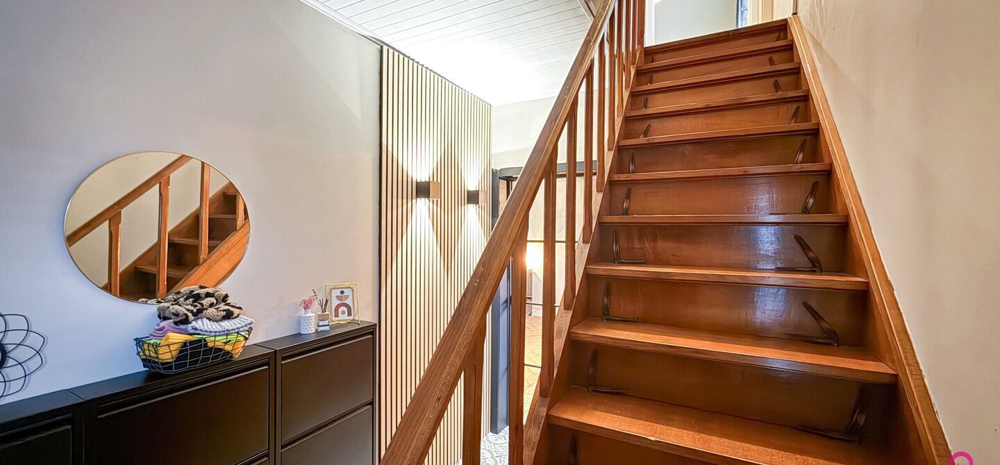 Bij ImmoFusion 7/7 “open huis” : klik op onze 3D-TOUR.
Ervaar vastgoed alsof je er zelf doorloopt!
Welkom in deze charmante open bebouwing, gelegen in een rustige straat nabij het gezellige Koersel Kapelleke en het centrum van Koersel. Deze woning co