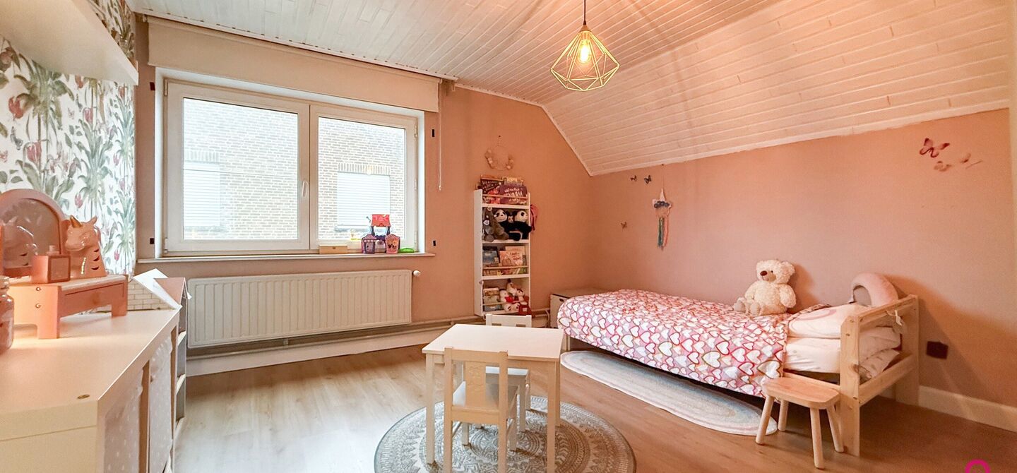 Bij ImmoFusion 7/7 “open huis” : klik op onze 3D-TOUR.
Ervaar vastgoed alsof je er zelf doorloopt!
Welkom in deze charmante open bebouwing, gelegen in een rustige straat nabij het gezellige Koersel Kapelleke en het centrum van Koersel. Deze woning co