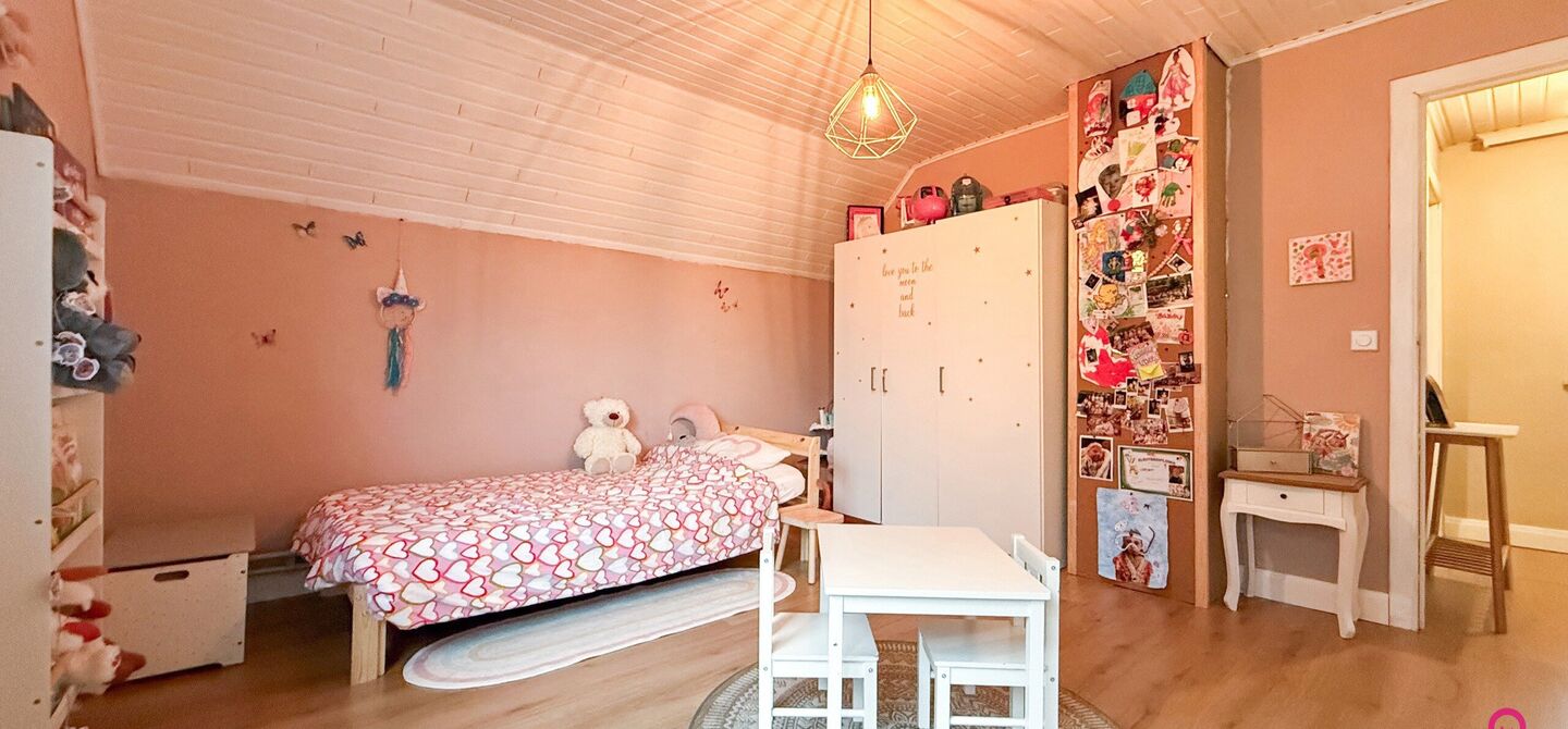 Bij ImmoFusion 7/7 “open huis” : klik op onze 3D-TOUR.
Ervaar vastgoed alsof je er zelf doorloopt!
Welkom in deze charmante open bebouwing, gelegen in een rustige straat nabij het gezellige Koersel Kapelleke en het centrum van Koersel. Deze woning co