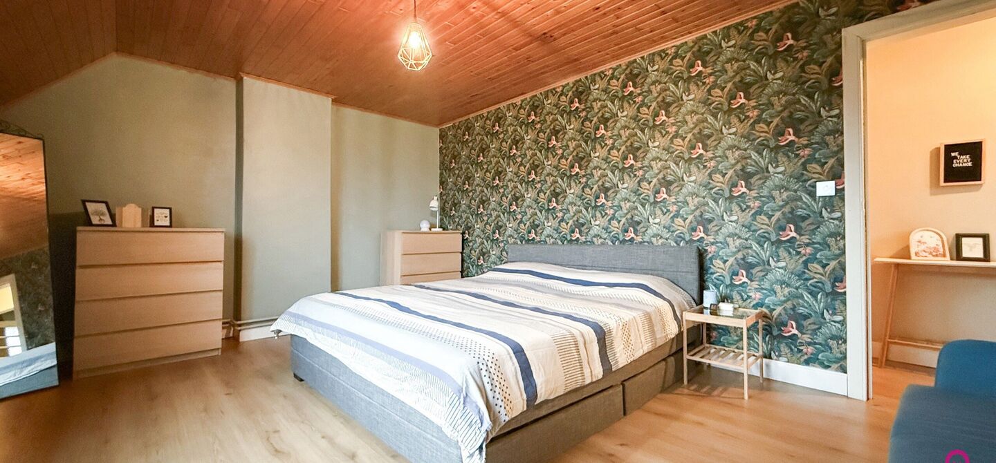 Bij ImmoFusion 7/7 “open huis” : klik op onze 3D-TOUR.
Ervaar vastgoed alsof je er zelf doorloopt!
Welkom in deze charmante open bebouwing, gelegen in een rustige straat nabij het gezellige Koersel Kapelleke en het centrum van Koersel. Deze woning co